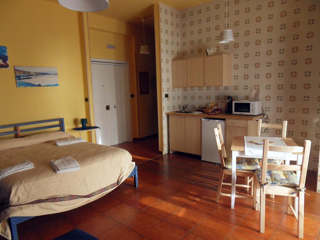 Leucosia Bed & Breakfast Σαλέρνο Δωμάτιο φωτογραφία